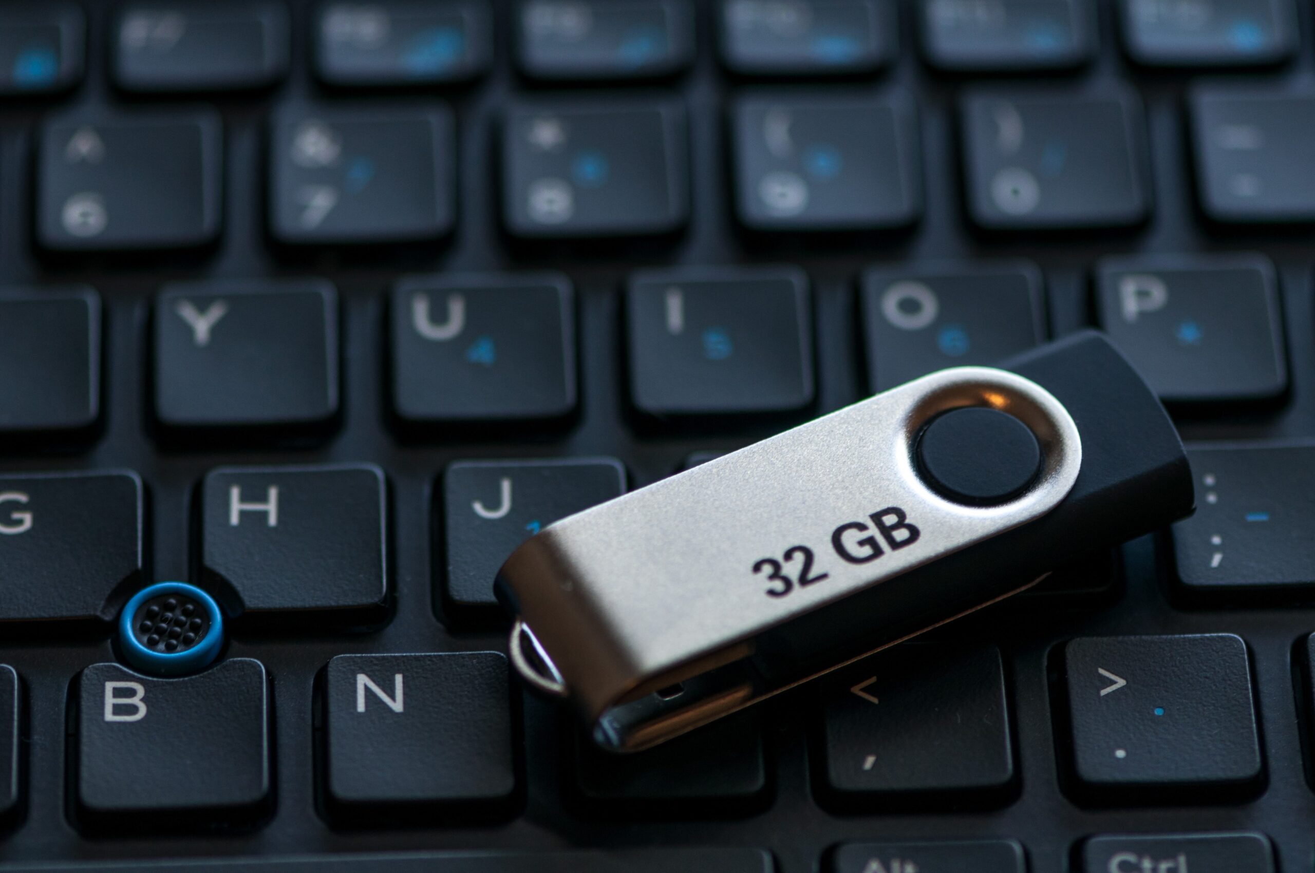Czy wyciąganie pendrive’ów USB z komputera bez „bezpiecznego usuwania sprzętu” rzeczywiście im szkodzi?